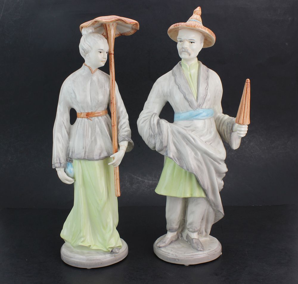 Lot 461: Global Views Chinoiserie Porcelain Figure Pair