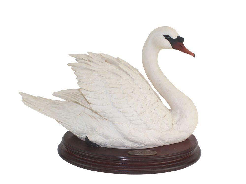 Lot 515: Giuseppe Armani Royal Elegance Swan Sculpture