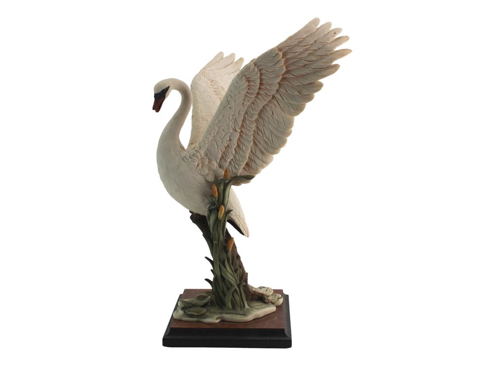 Lot 516: Giuseppe Armani Florence  Flying Swan Figurine