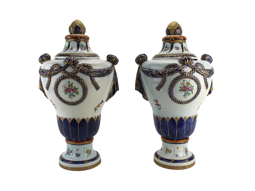 Lot 530: Pair of Italy Chelsea House Port Royal Urns