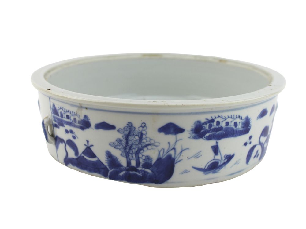 Lot 582: Chinese Export Canton B/W Bowl