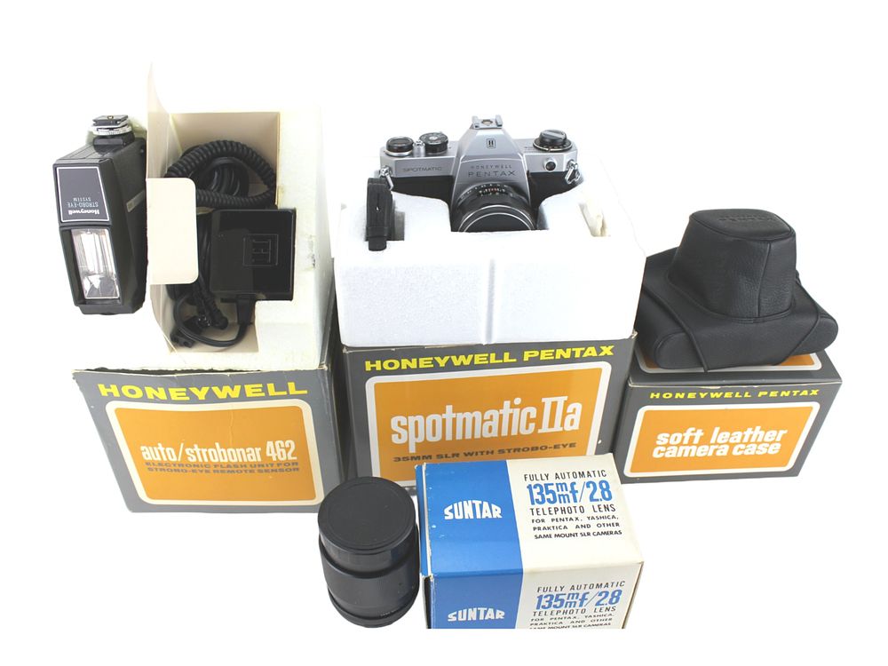 Lot 612: SET OF HONEY WELL PENTAX SPOTMATIC IIA SLR CAMECA