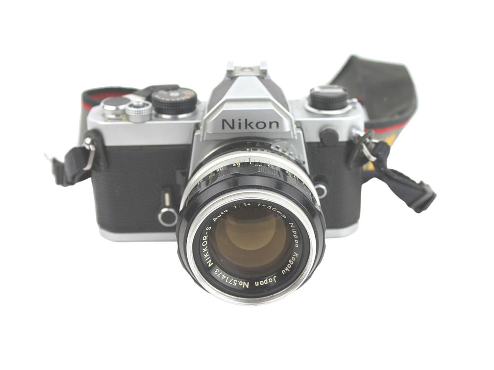 Lot 614: NIKON FM CHROME SLR CAMERA