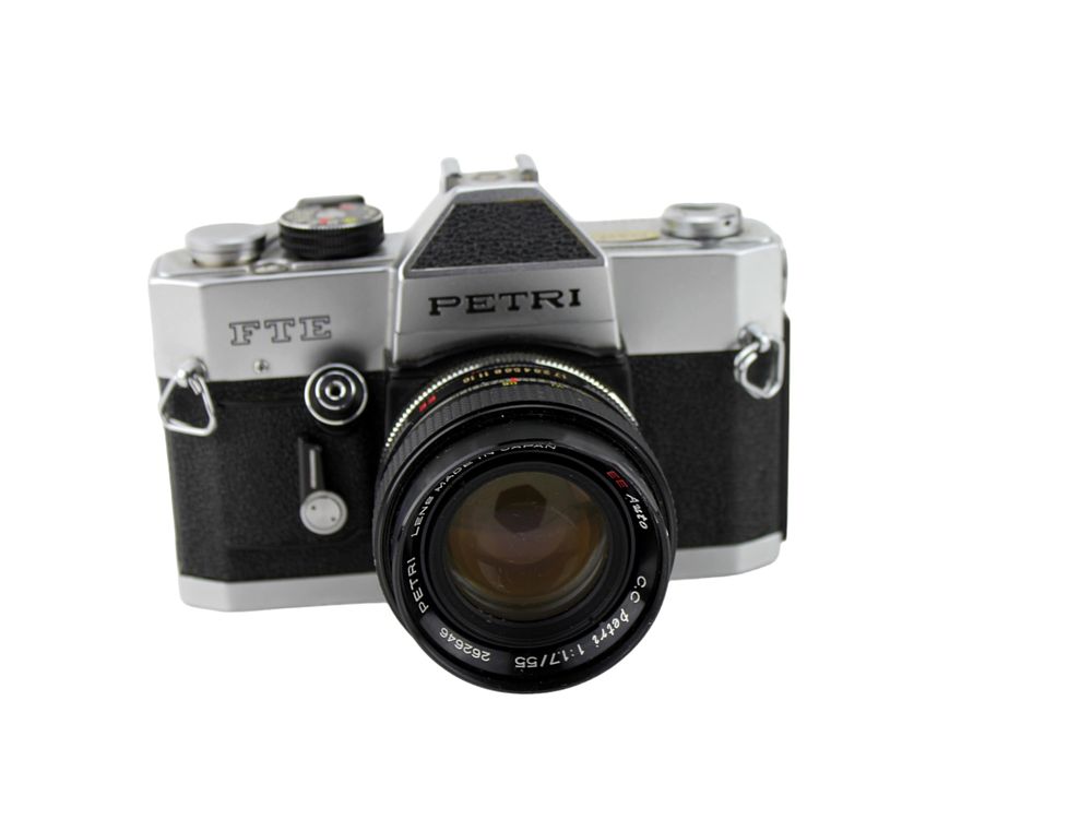Lot 619: PETRI FTE 35MM SLR CAMERA
