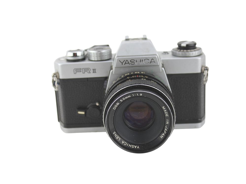 Lot 621: Yashica FRII 35mm film SLR camera