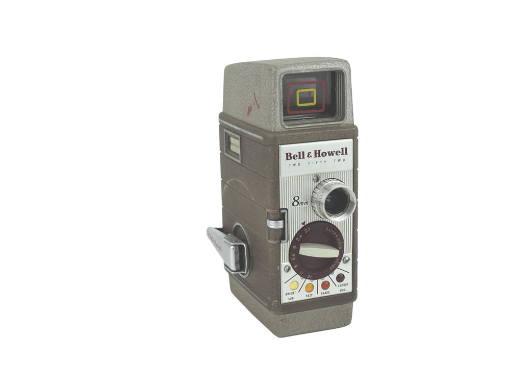 Lot 626: BELL & HOWELL TWO FIFTY TWO 8 MM MOVIE CAMERA