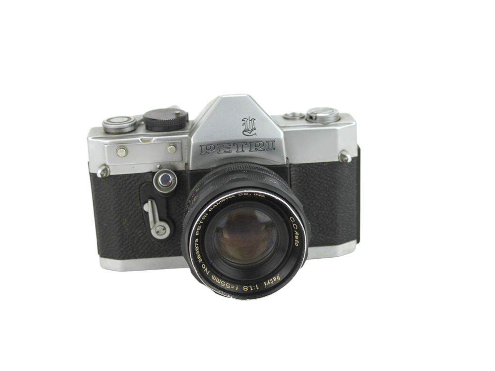 Lot 632: Petri Penta V6 35 mm SLR Camera