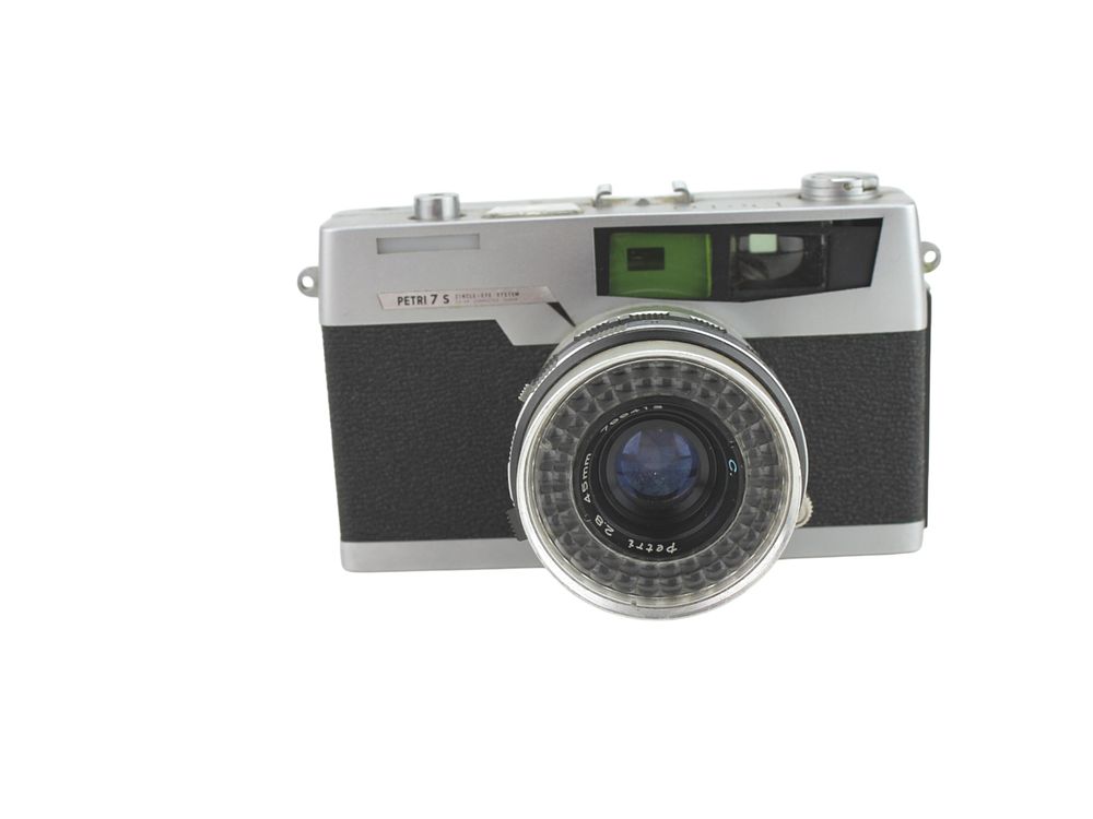 Lot 635: PETRI 7 S 35MM FILM CAMERA.
