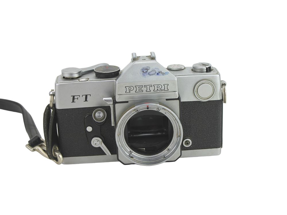 Lot 636: PETRI FT 35MM SLR CAMERA BODY ONLY