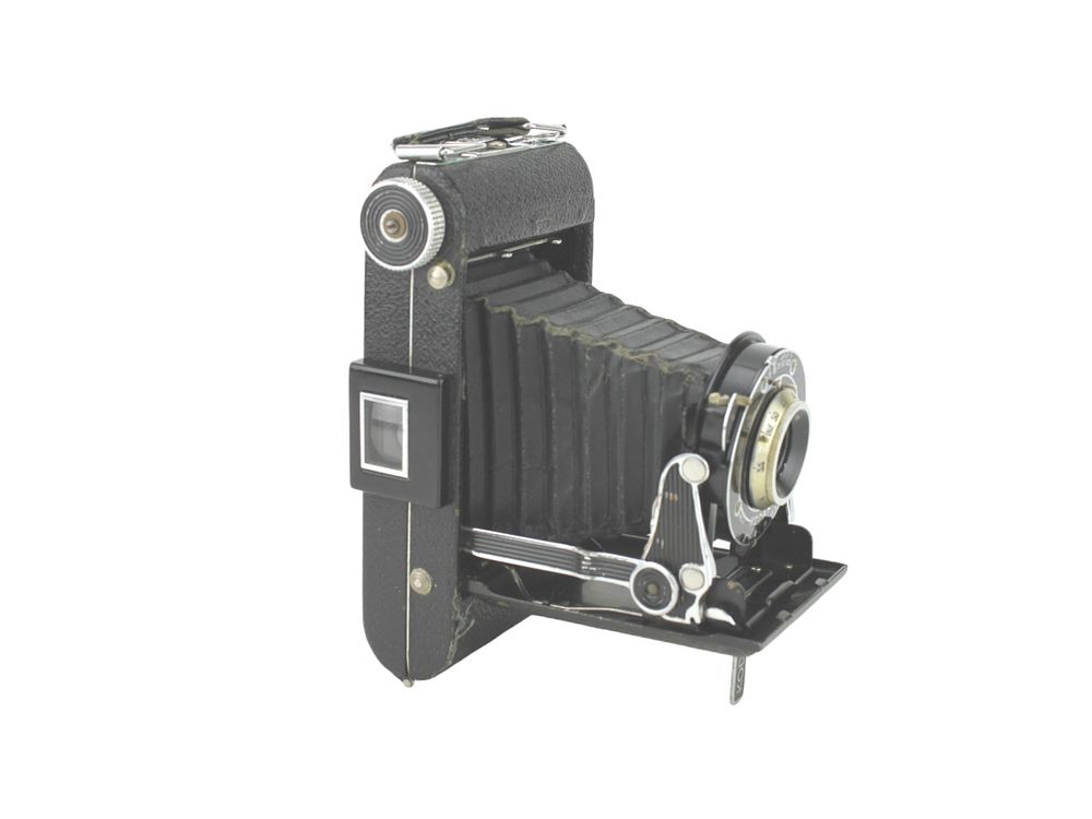 Lot 663: KODAK EASTMAN SIX-20 SENIOR 620 FILM CAMERA