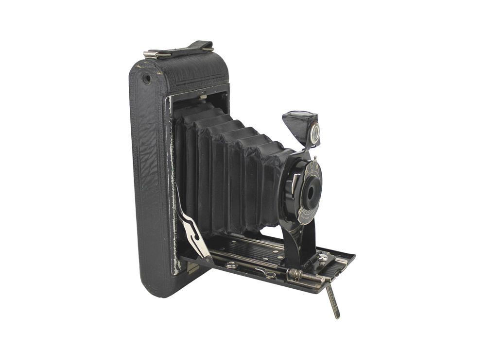 Lot 665: KODAK EASTMAN POCKET NO. 2C 130 FILM CAMERA