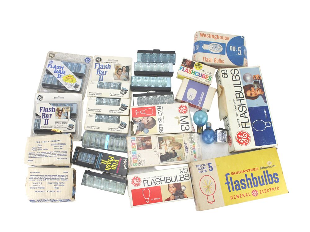 Lot 666: LOT OF ASSORTED FLASHBULBS