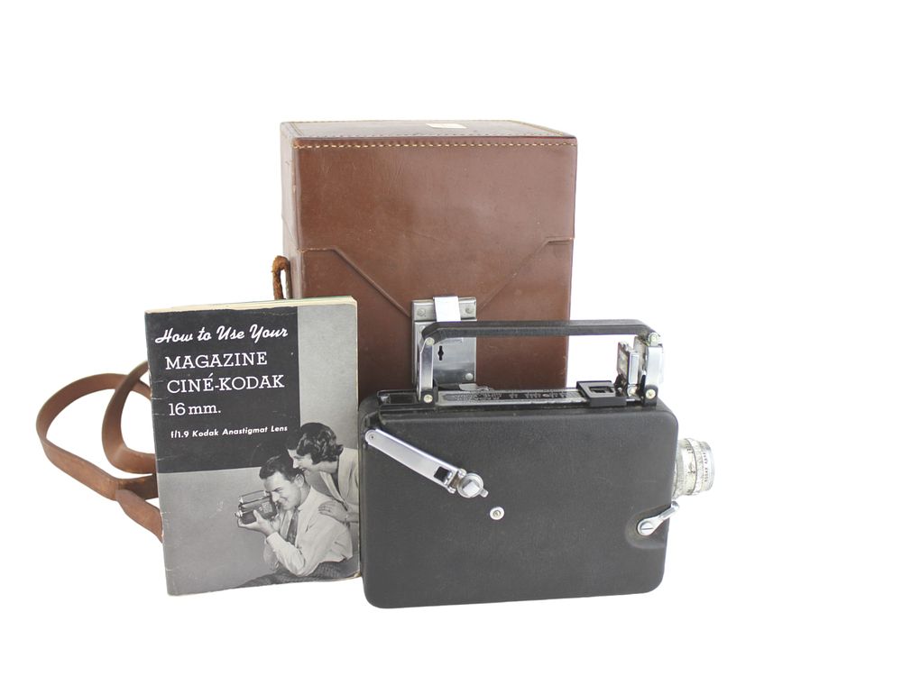 Lot 674: CINE-KODAK MAGAZINE 16MM MOVIE CAMERA
