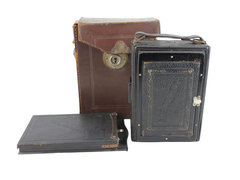 Lot 677: VOIGTLANDER VAG FOLDING PLATE CAMERA.