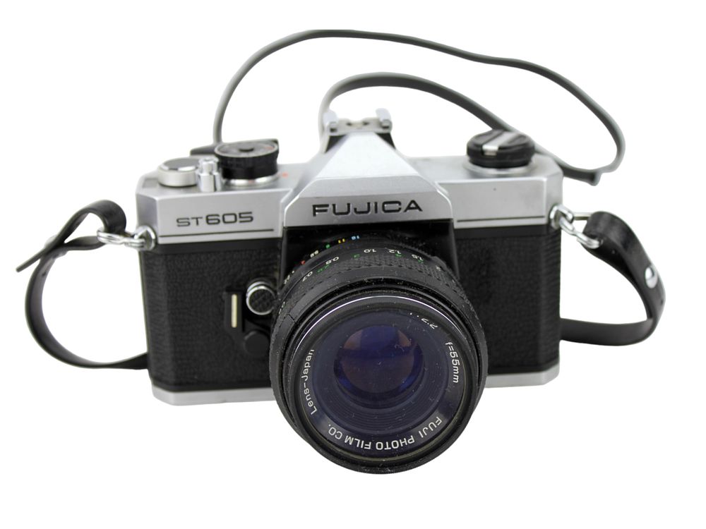 Lot 694: FUJICA ST605 35MM FILM SLR CAMERA