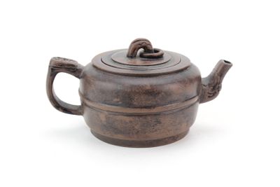 Yixing Zisha Clay Teapot. Yixing zisha clay teapot featuring a cylindrical body with a 