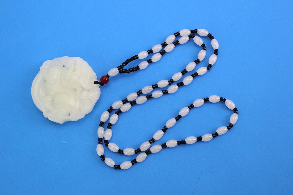 Lot 187: White Hardstone Pendant Necklace