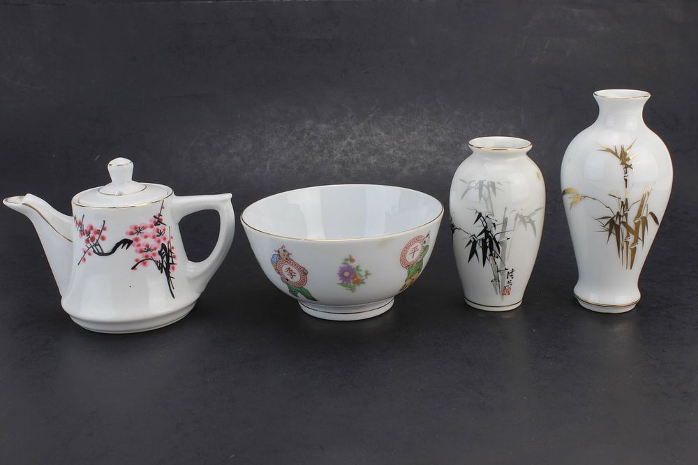 Lot 289: 4 Chinese Export Porcelain Items