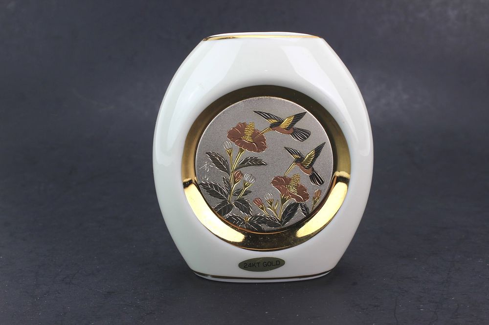Lot 303: Japanese Chokin Porcelain Vase