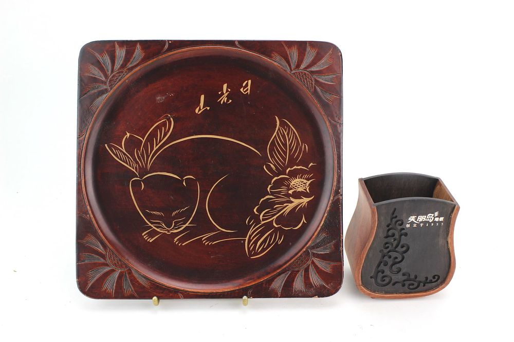 Lot 305: Nikko Sleeping Cat Tray & Pen Holder