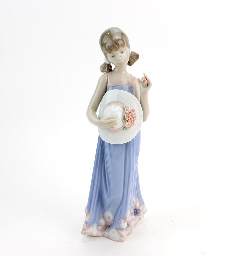 Lot 308: Lladro Courtney Figurine w/ Box