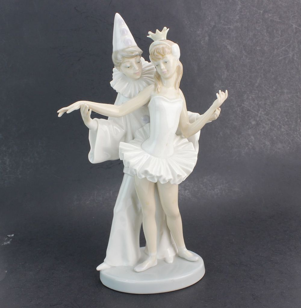 Lot 346: Lladro "Carnival Couple" porcelain figurine