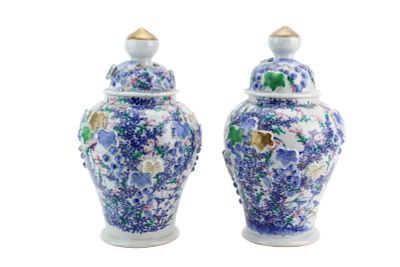 Pair Chinese Porcelain Lidded Jars. A decorative pair of Chinese porcelain lidded jars 