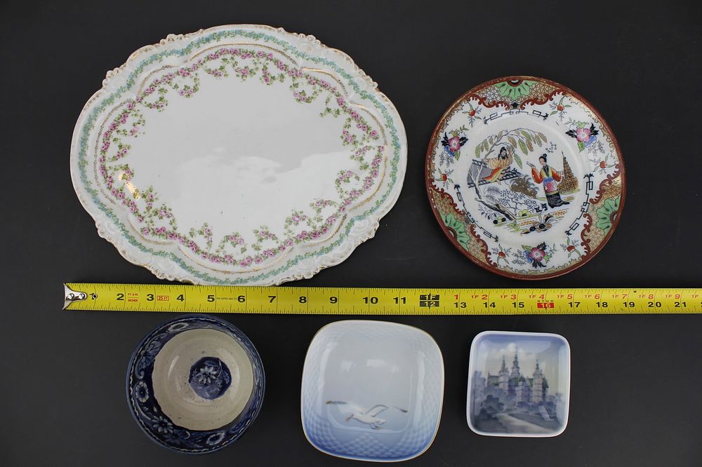 Lot 498: Assorted Decorative Porcelain Plates and Bowls