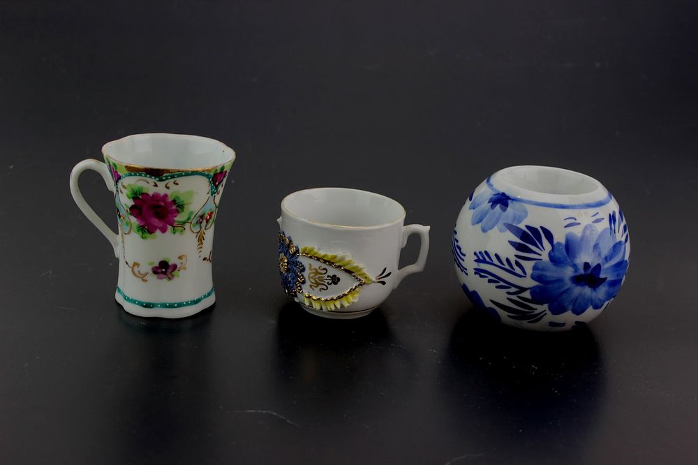 Lot 546: Three Porcelain Table Items