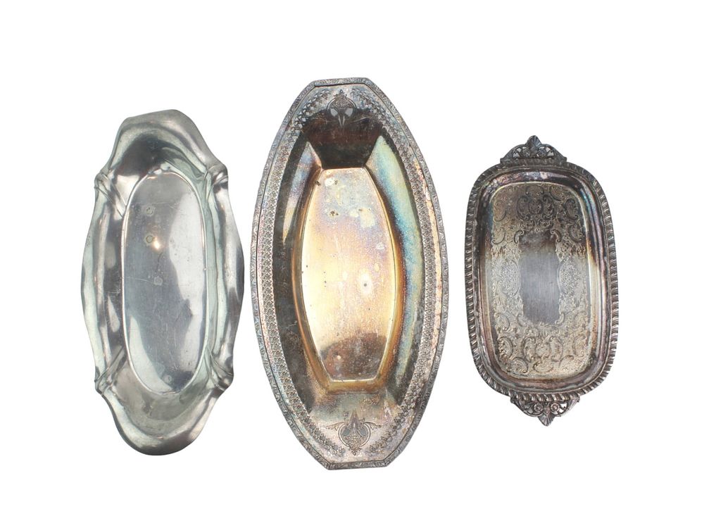 Lot 552: Three Vintage Oval Serving Trays