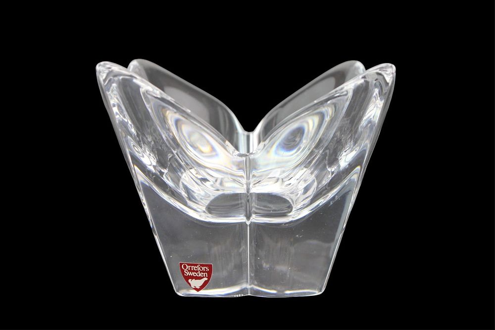 Lot 598: Orrefors Lotus Crystal Art Bowl
