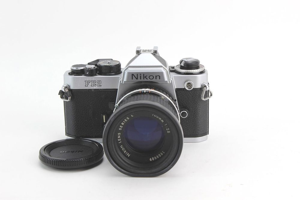 Lot 601: Nikon FE2 35mm SLR camera