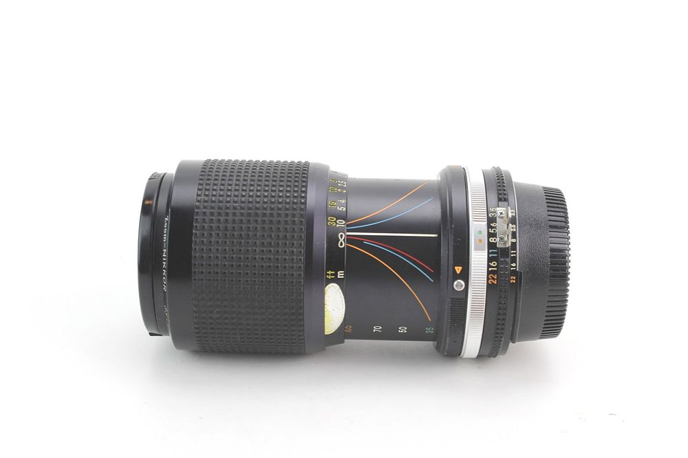 Lot 605: Nikon Zoom-Nikkor 35-105 mm lens