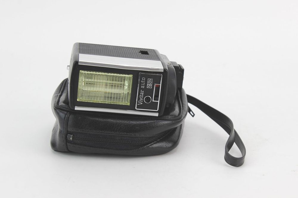 Lot 617: Vivitar Auto 252 Flash w/ Case