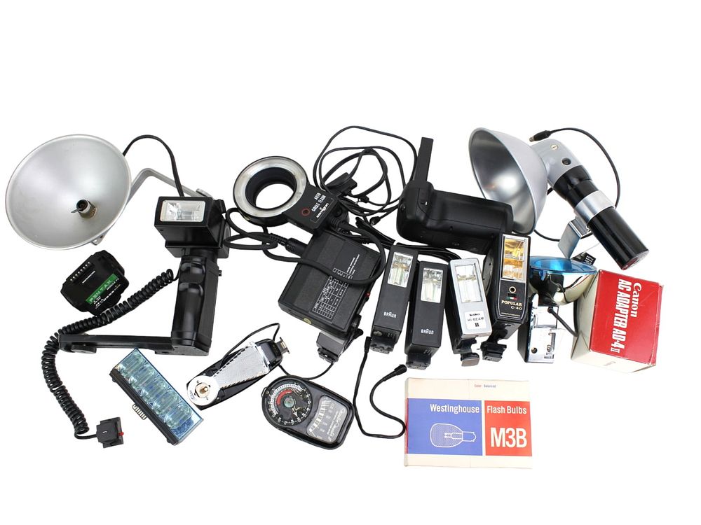 Lot 641: THE LOT OF VARIOUS FLASHES AND ACCESSORIES