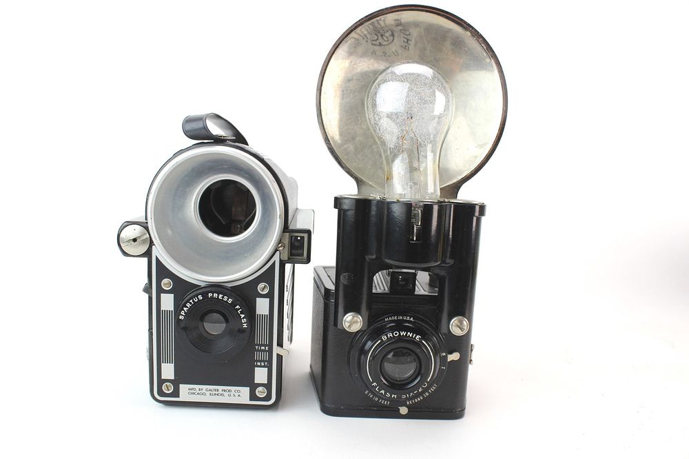 Lot 655: Spartus Press Flash & Brownie Flash Six-20 Cameras