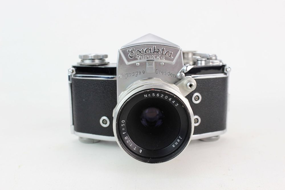 Lot 657: Ihagee Dresden Exakta Varex IIa 35 mm SLR Camera