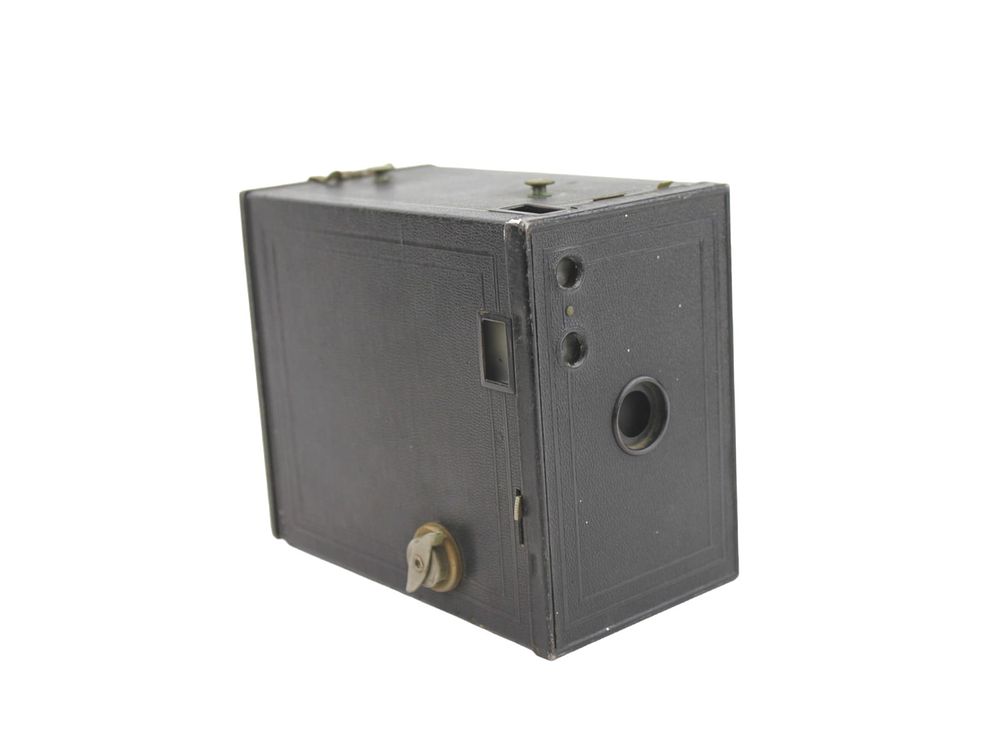 Lot 670: EASTMAN KODAK NO. 2A BROWNIE MODEL C CAMERA