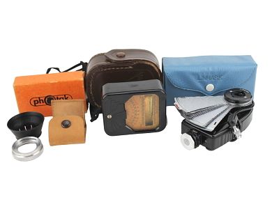 LOT OF VARIOUS PHOTOGRAPHIC ACCESSORIES. Includes pho-Tak slotted ring set, Western light meter 