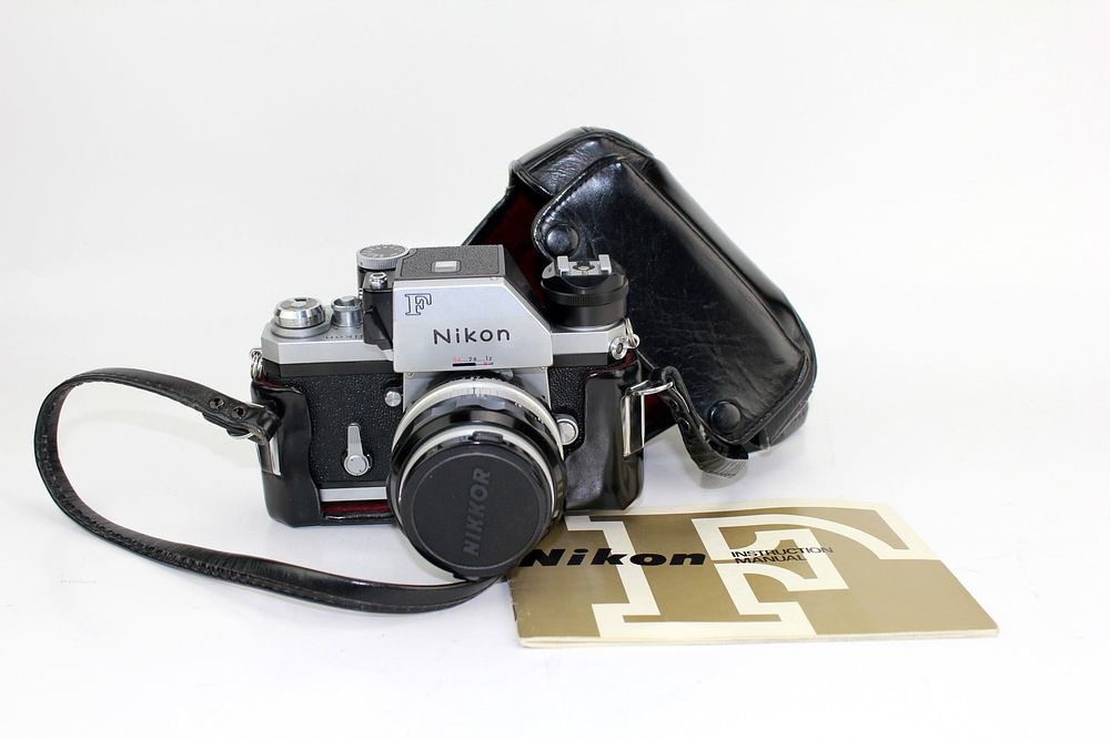Lot 692: NIKON F SLR CAMERA