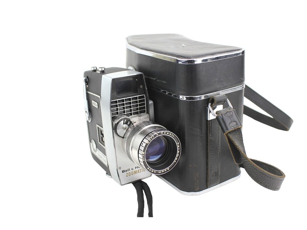 Lot 693: BELL & HOWELL 414-414P 8 MM MOVIE CAMERA