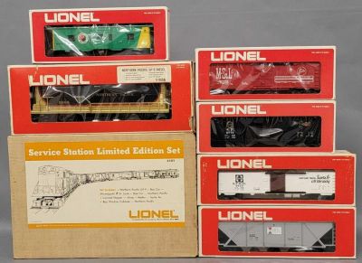 Boxed Lionel O gauge 1672 Service Station Northern Pacific set in original boxes. This set is 