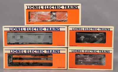 Five Lionel O gauge mixed group of cars in original boxes. Includes 19205 Great Northern double 