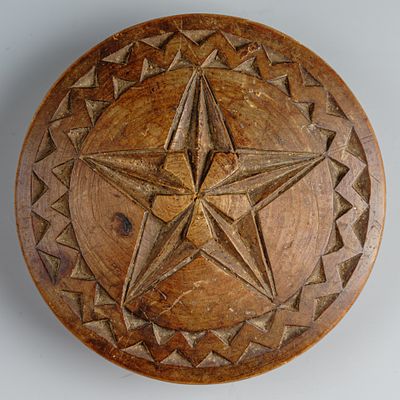 Шкатулка с изображением советской звезды. СССР, Семеновские мастерские. 1920-е. Липа, резьба 