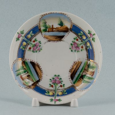 Блюдце с цветочным декором и изображением сельских пейзажей. Россия, Живописное заведение 