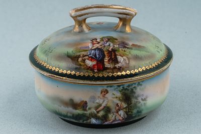 Шкатулка для зубного порошка. Россия, Товарищество Кузнецова в Москве. 1880-1917. Фарфор, деколь 