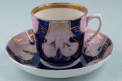 Чайная пара с растительным декором. Россия, Товарищество Кузнецова.1889 - 1917. Фарфор, роспись 