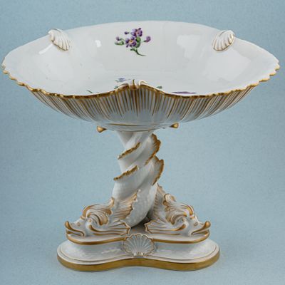 Ваза для фруктов в стиле рококо. Дания, фабрика "Бинг и Грёндаль", 1890-1950. Фарфор, лепка 