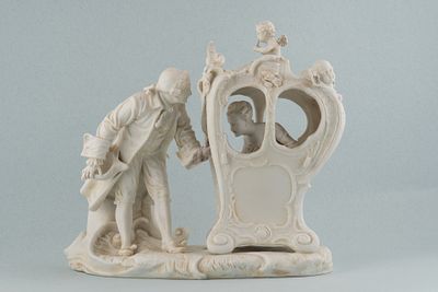 Скульптурная группа в стиле рококо. Европа, кон. XIX в. Бисквит. Основание: 25х13 см; выс. - 23 