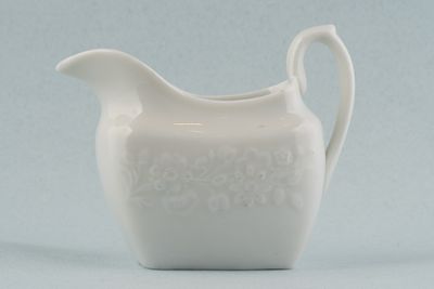 Сливочник. Россия, Императорский Фарфоровый Завод (ИФЗ), 1894-1917. Фарфор, белье, лепка. Высота 